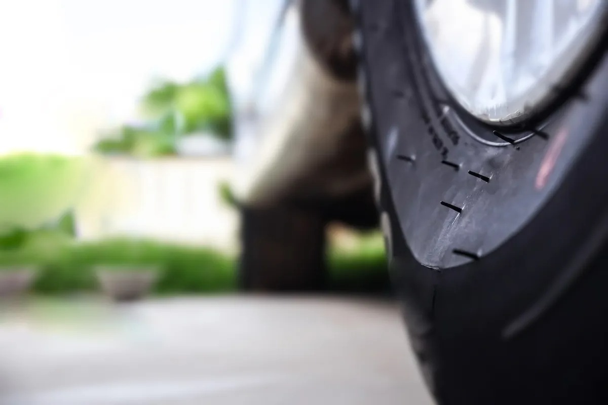 Tại sao lốp xe lại có gai?